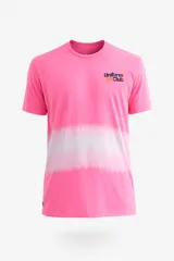 Remera de manga corta con efecto batik en tonos rosado y blanco. Presenta un estampado en la espalda con la frase "Manifest your vision" en letras azules y naranjas, y "The Uniform Club" en naranja.