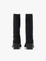 Botas estilo texana de caña media, confeccionadas en pelo color negro, con punta cuadrada y taco de madera.