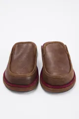 Zuecos de cuero vacuno en color beige, con diseño de punta redondeada y suela plana de goma.