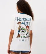 Remera de algodón blanca con cuello redondo azul oscuro, manga corta y estampa frontal de Toy Story con el personaje Woody.