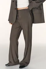 Pantalón de tiro medio con diseño de raya diplomática, corte recto y cintura con trabillas. Cuenta con bolsillos laterales, bolsillos traseros de vivo y cierre frontal con cremallera, botón y ganchos metálicos.