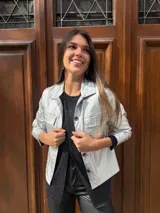 Chaqueta dorada metalizada con cuello camisero, cierre frontal con botones y bolsillos de parche en el pecho.