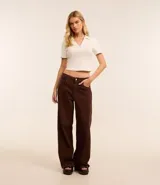 Blusa de cuello polo y manga corta, confeccionada en tejido rib de algodón con elastano. Presenta un diseño ajustado al cuerpo con escote en V y textura acanalada.