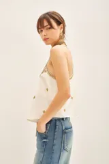 Top de tirantes finos color crema, con escote redondo y detalles de bordados dorados con hilos de lurex en la parte frontal.