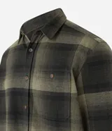 Camisa de franela a cuadros en tonos de azul marino y gris oscuro, con corte regular, manga larga, cuello camisero, cierre frontal de botones y un bolsillo en el pecho.