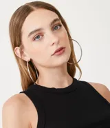 Top cropped musculosa de mujer, color marrón oscuro, confeccionado en tejido ribana acanalado, con cuello redondo y sin mangas.