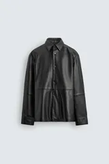 Sobrecamisa de corte regular confeccionada en piel napa negra, con cuello solapa, cierre frontal de botones y mangas largas con puños abotonados.
