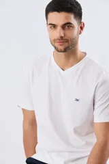 Remera básica azul marino de manga corta, con escote en V, calce cómodo y detalle de logo bordado en el pecho.