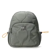 Mochila Miss Carol modelo Barrow, color verde oliva, con diseño capitoneado y logo metálico en el frente. Cuenta con un bolsillo frontal con cierre y cordones elásticos laterales en color naranja.