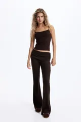 Leggings acampanados de punto acanalado fino en color marrón. Presentan una cintura plegable con laterales fruncidos que generan un efecto drapeado.
