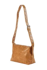 Bandolera de cuero sintético con acabado texturizado, cierre superior con cremallera y correa larga ajustable decorada con tachuelas metálicas.