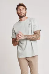 Remera blanca de manga corta con cuello redondo y un pequeño estampado azul en el pecho.