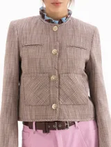 Chaqueta de lino y viscosa con estampado cuadrillé en tonos marrones y beige, de corte regular y largo a la cintura. Cuenta con cuello redondo, cierre frontal con botones dorados grabados, bolsillos frontales con solapa y bolsillos plaqué.
