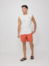 Short de baño negro con cintura elástica ajustable con cordón.