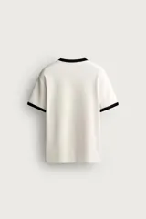 Camiseta de corte regular, color negro, con cuello redondo y bordes de mangas en color crema a contraste.