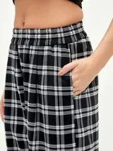 Pantalón a cuadros blanco y negro con cintura elástica.