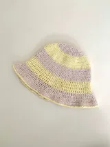 Gorro tipo bucket tejido a crochet a mano, con hilo 100% algodón, con diseño a rayas horizontales en color marrón y beige.