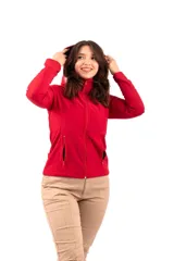 Campera marrón de neopreno con cierre frontal y bolsillos laterales con cierre.