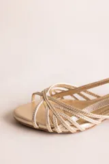 Sandalias de taco bajo cuadrado de 4 cm, color dorado, con múltiples tiras finas cruzadas en el empeine y tira ajustable en el talón.