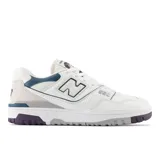 Championes New Balance 550 color blanco con detalles en azul marino y violeta.