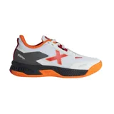 Championes Munich Hooper Kid 01 para handball, color blanco con detalles en naranja, rojo y gris. Presentan el logo de la marca en el lateral y suela de goma. Diseñados para uso en interiores.