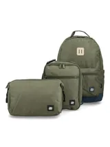 Set de accesorios de viaje color verde oliva, compuesto por una mochila, una lonchera y una cartuchera o neceser, todos con diseño minimalista y logo de la marca.