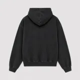 Canguro negro de corte holgado con capucha ajustable mediante cordones, bolsillo frontal tipo canguro y logo bordado en el pecho.