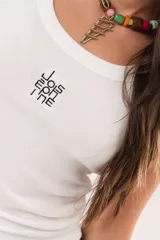 Musculosa blanca de rib 100% algodón con diseño ajustado y cuello redondo, que presenta un delicado bordado del logo JOSÉPHINE en el centro del pecho.