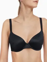 Brasier con forro ligero de la colección Liquid Touch, confeccionado en microfibra suave. Presenta copas moldeadas con aros para mayor sujeción, cierre de gancho en la parte trasera y detalles de silicona líquida en los laterales para un ajuste cómodo.