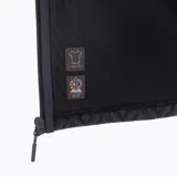 Campera polar con cierre frontal completo, confeccionada en tejido exterior tipo punto con estampado geométrico. Cuenta con cuello alto, bolsillos laterales y un bolsillo frontal con cierre en el pecho, además de un parche con logo de la marca.