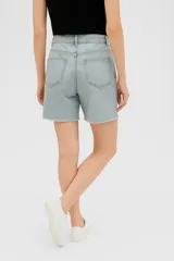 Bermuda de jean de tiro alto y corte recto, con ruedo desflecado y cierre frontal con botón y cremallera.