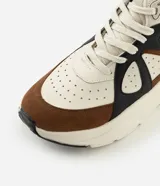 Championes chunky de media caña marca Renner, con diseño en color beige, marrón y detalles en negro. Confeccionados en poliuretano con recortes superpuestos, perforaciones para mayor ventilación, cordones al tono y suela gruesa texturizada.