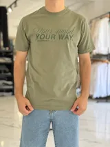 Remera verde militar de manga corta, con cuello redondo y estampado frontal con la frase "Your mood. YOUR WAY." y el logo "southbeach".