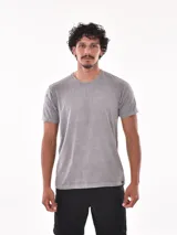 Remera de corte regular con cuello redondo y mangas cortas, confeccionada en tejido de algodón con efecto lavado.