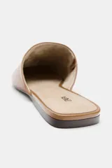Zapato plano destalonado de piel en color marrón, tipo mule, con acabado en punta redonda y suela baja.