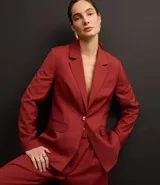 Pantalón de vestir color borgoña, de corte zanahoria, con pliegues delanteros, cierre con solapa y cremallera oculta.