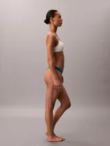 Colaless de microfibra con diseño sin costuras y bordes cortados a láser, ideal para un acabado invisible bajo la ropa. Presenta talle medio y el logo de la marca estampado en la cadera.