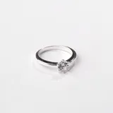 Anillo solitario de plata 925 con piedra central de circonia de 6mm engarzada en seis puntas.