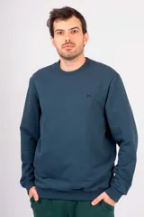 Buzo básico Hering de corte clásico y calce cómodo, confeccionado en color azul marino con cuello redondo, puños y dobladillo en rib. Cuenta con un pequeño logo bordado a tono en el pecho.