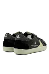 Championes deportivos Santa Barbara Vibe de color negro con detalles en blanco, cordones negros y suela de goma blanca.