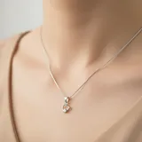 Gargantilla de plata 925 con cadena tipo caja y un dije de corazón calado engarzado con una circonia central.