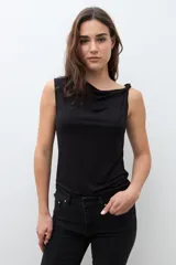 Top sin mangas color bordó, con escote asimétrico drapeado y ajuste al cuerpo.