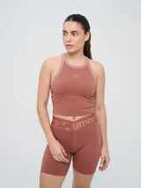 Top deportivo Umbro modelo Kia, color azul marino con detalles en gris en el cuello y sisas. Cuenta con logo estampado en el pecho y diseño de espalda deportiva.