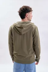 Campera deportiva verde con capucha, cierre frontal completo, bolsillos tipo canguro y puños y cintura elásticos acanalados.