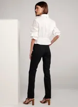 Pantalón de jean negro de corte recto, con tiro alto, cinco bolsillos y trabillas en la cintura.