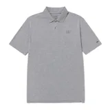 Remera tipo polo de manga corta, confeccionada en tejido piqué color gris jaspeado. Presenta cuello y puños acanalados, cierre frontal con botones grabados con el logo de la marca, logo Cat estampado en el pecho y detalle bordado en forma de triángulo en la manga.
