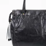 Cartera de cuero color negro, de diseño estructurado con doble asa de hombro, costuras decorativas contrastantes y detalles de flecos colgantes en los laterales.