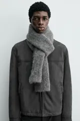Bufanda de punto tejida en hilatura con mezcla de fibra de alpaca, de textura suave y diseño rectangular.