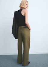 Pantalón tipo jeans de corte recto y tiro medio, color verde militar, con cierre frontal de botón y cremallera, y bolsillos clásicos.