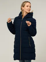 Campera puffer larga de Tommy Hilfiger en color azul marino. Presenta un diseño acolchado horizontal, cierre frontal completo con cremallera, capucha ajustable con cordones y dos bolsillos laterales con cierre. Incluye detalles distintivos de la marca.